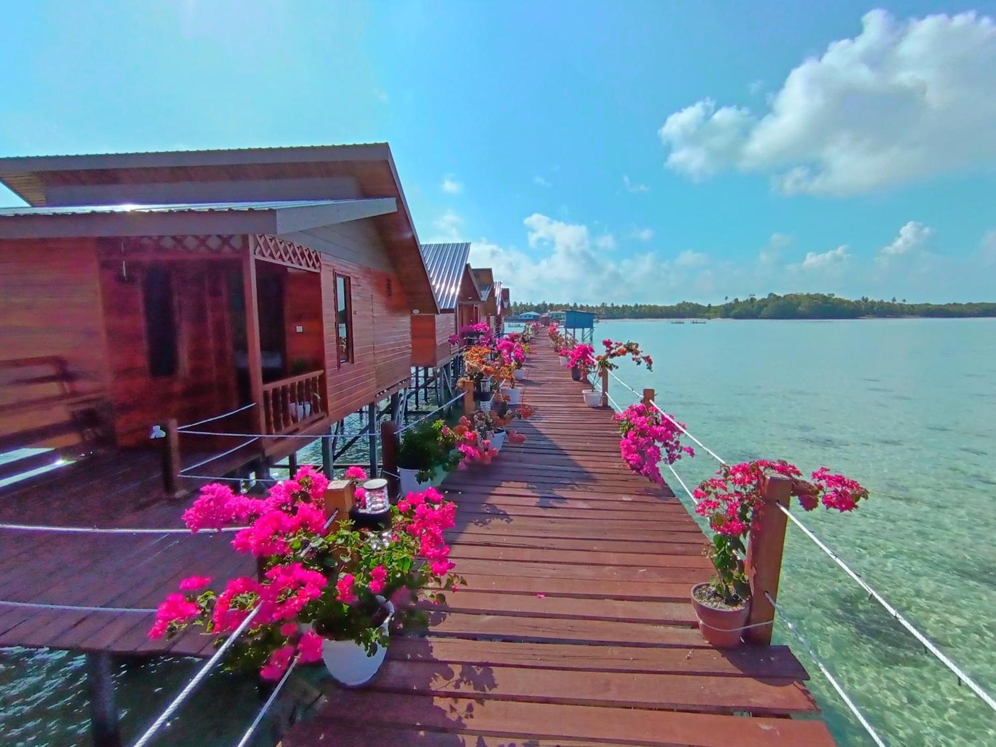 Bed and Breakfast La Water House Semporna Exterior foto