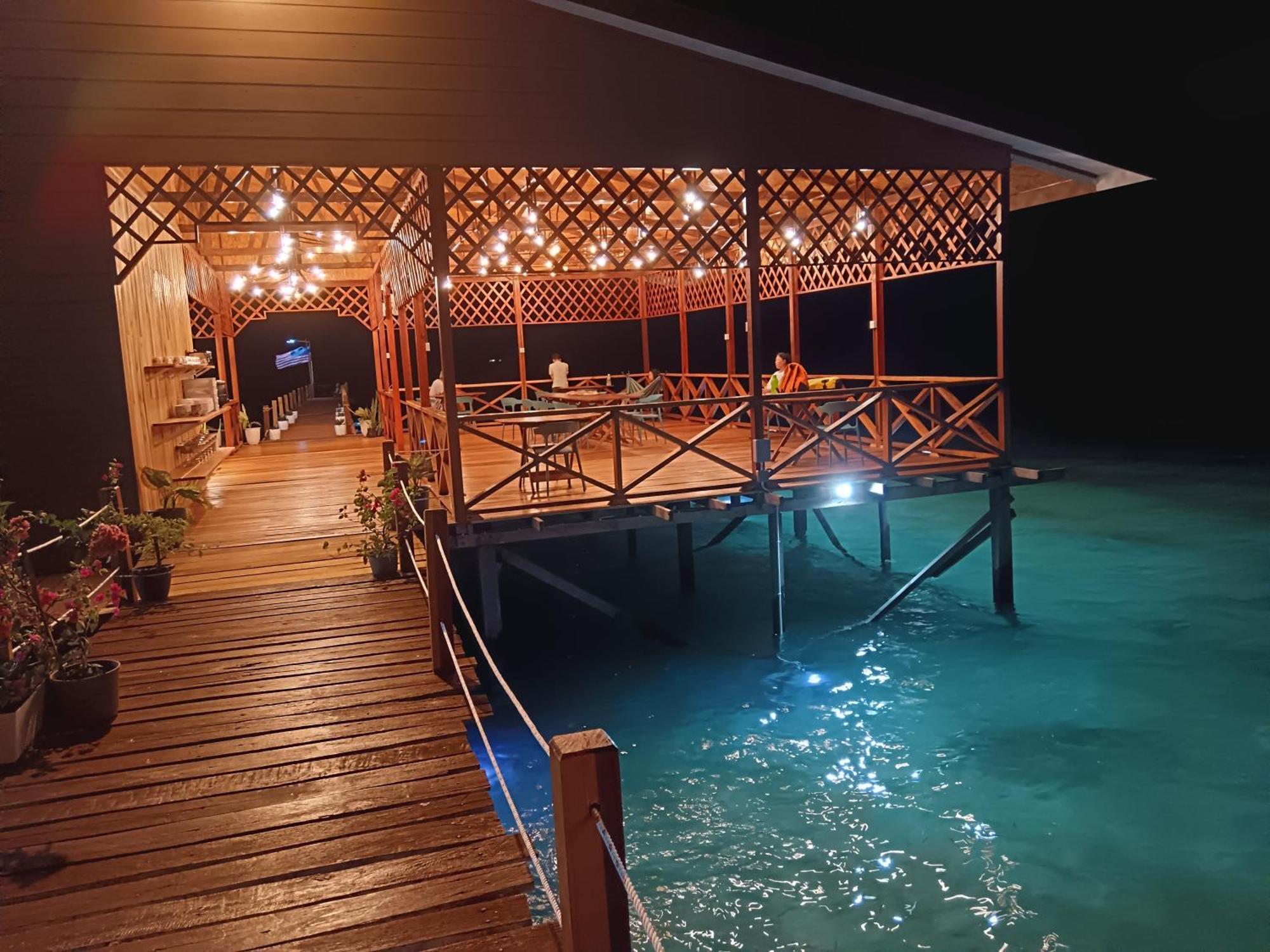 Bed and Breakfast La Water House Semporna Exterior foto